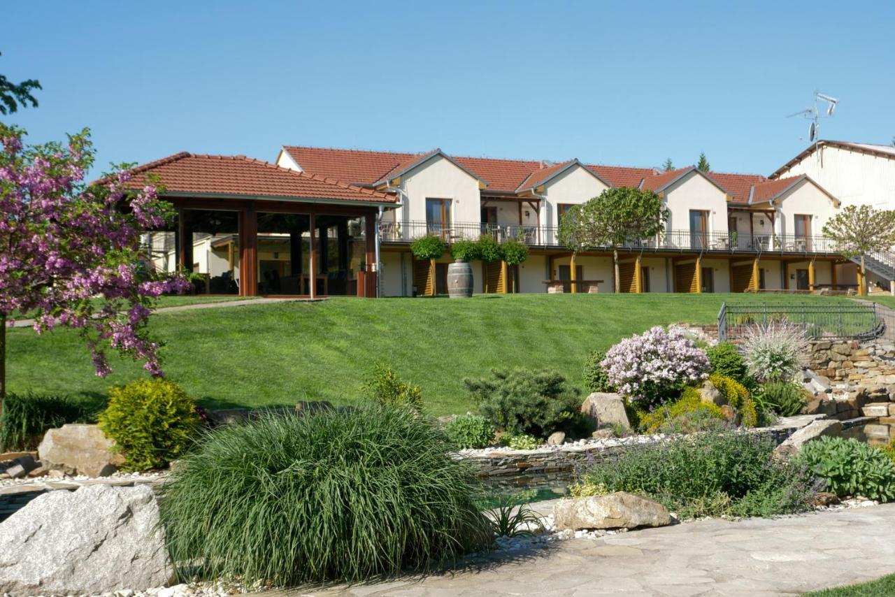 Penzion Vcelarsky Dvur Lednice Exterior foto