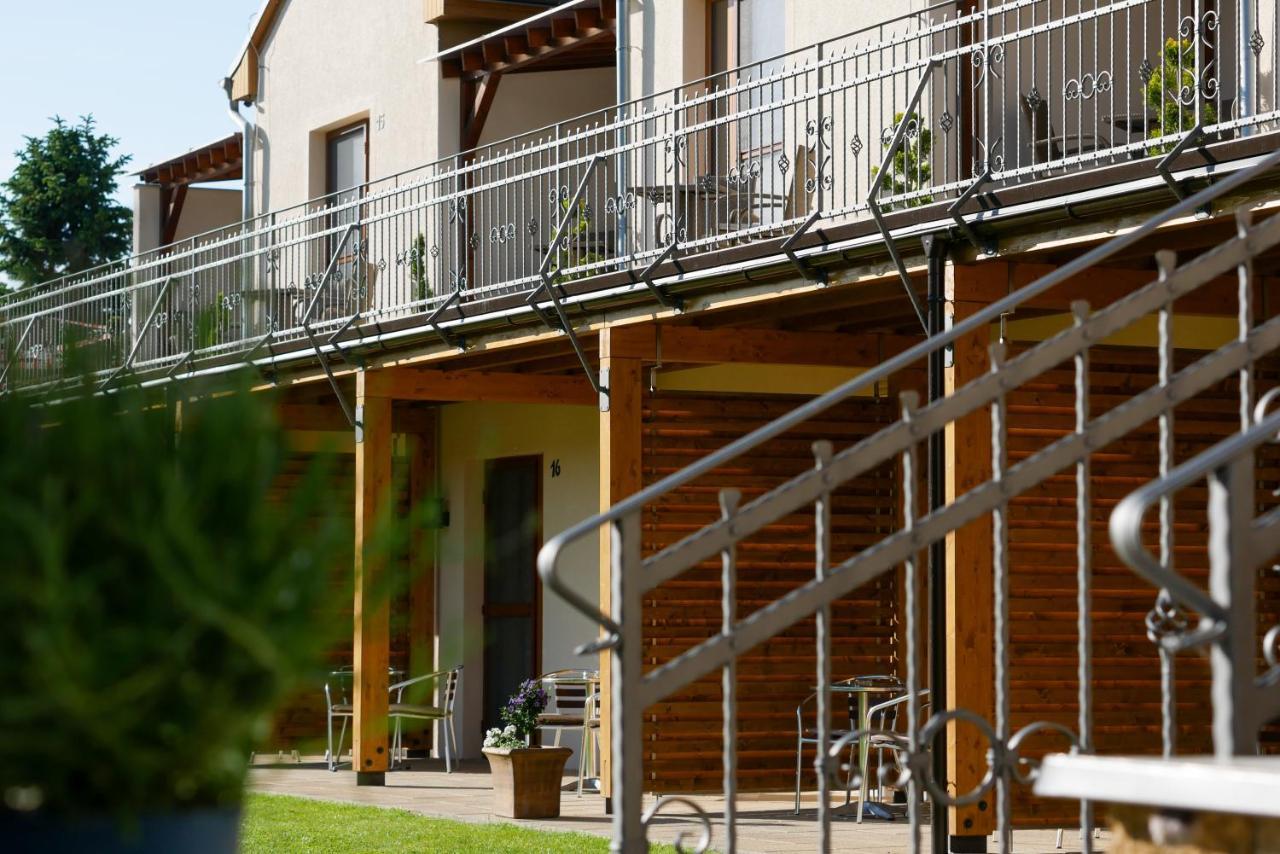 Penzion Vcelarsky Dvur Lednice Exterior foto