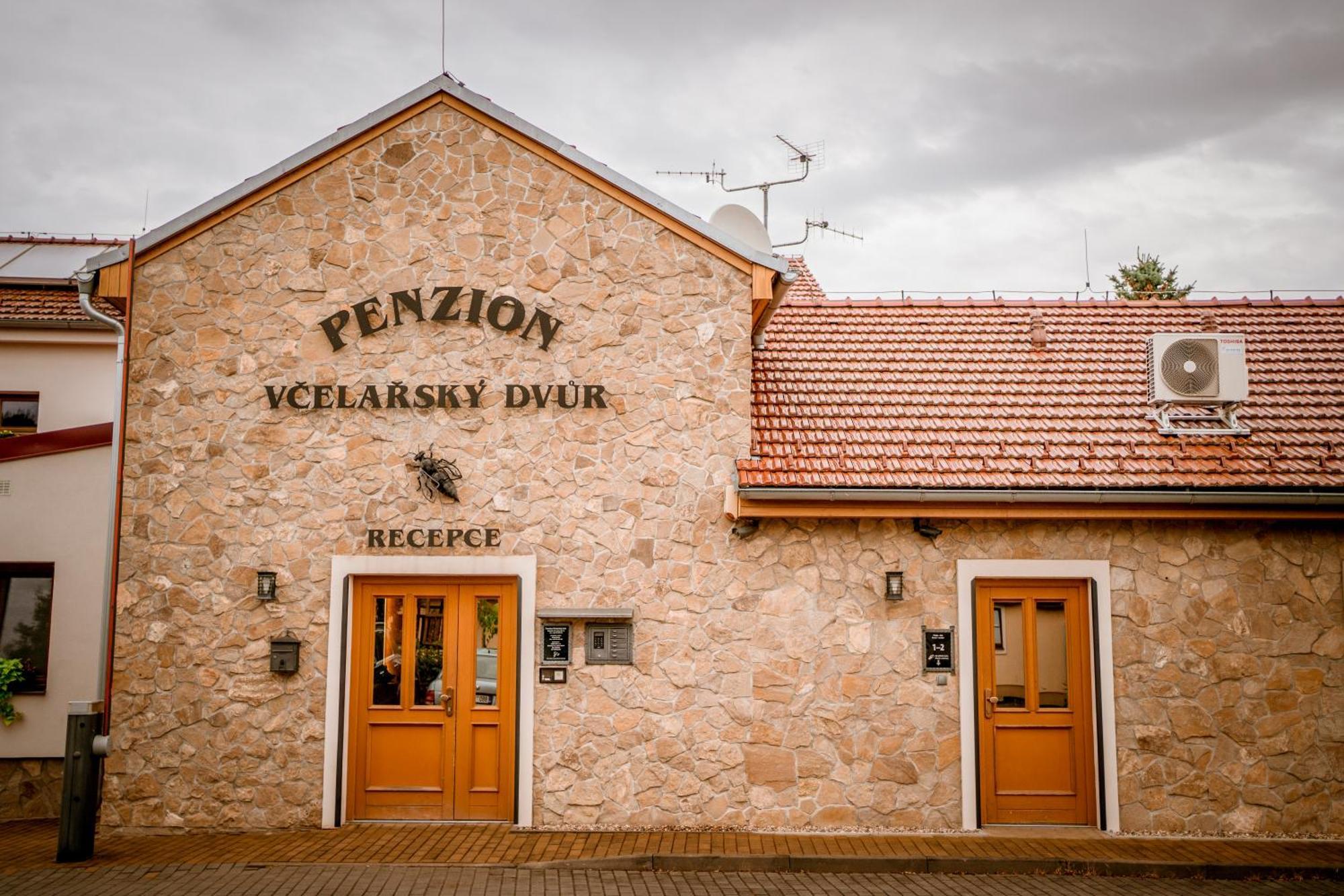 Penzion Vcelarsky Dvur Lednice Exterior foto